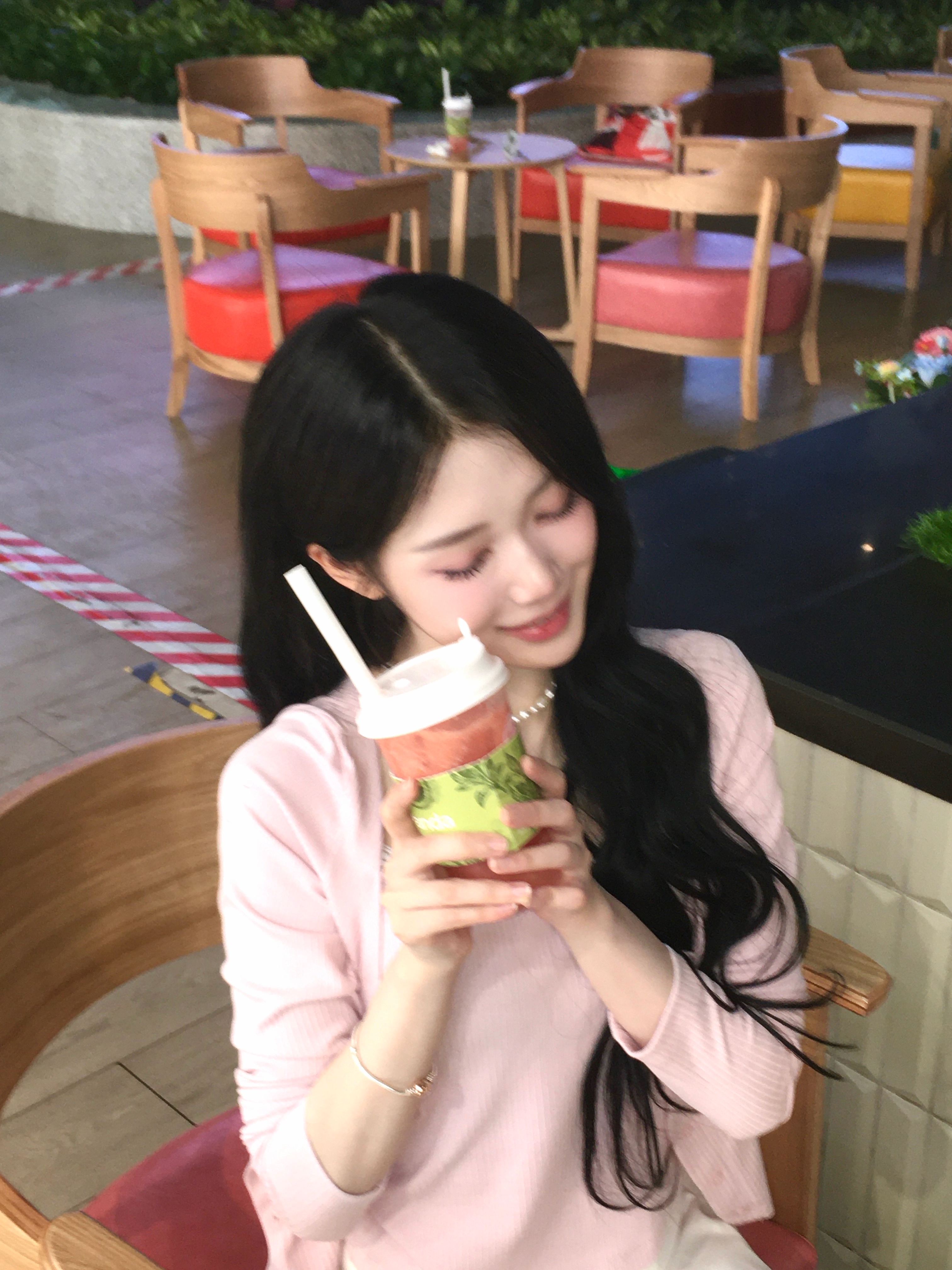 오늘 버블티 데이래!🧋 @니엔🍯 (사실 이미 10분 지남 ㅠ 안 잤으니 아직 버블티 데이지?!!)