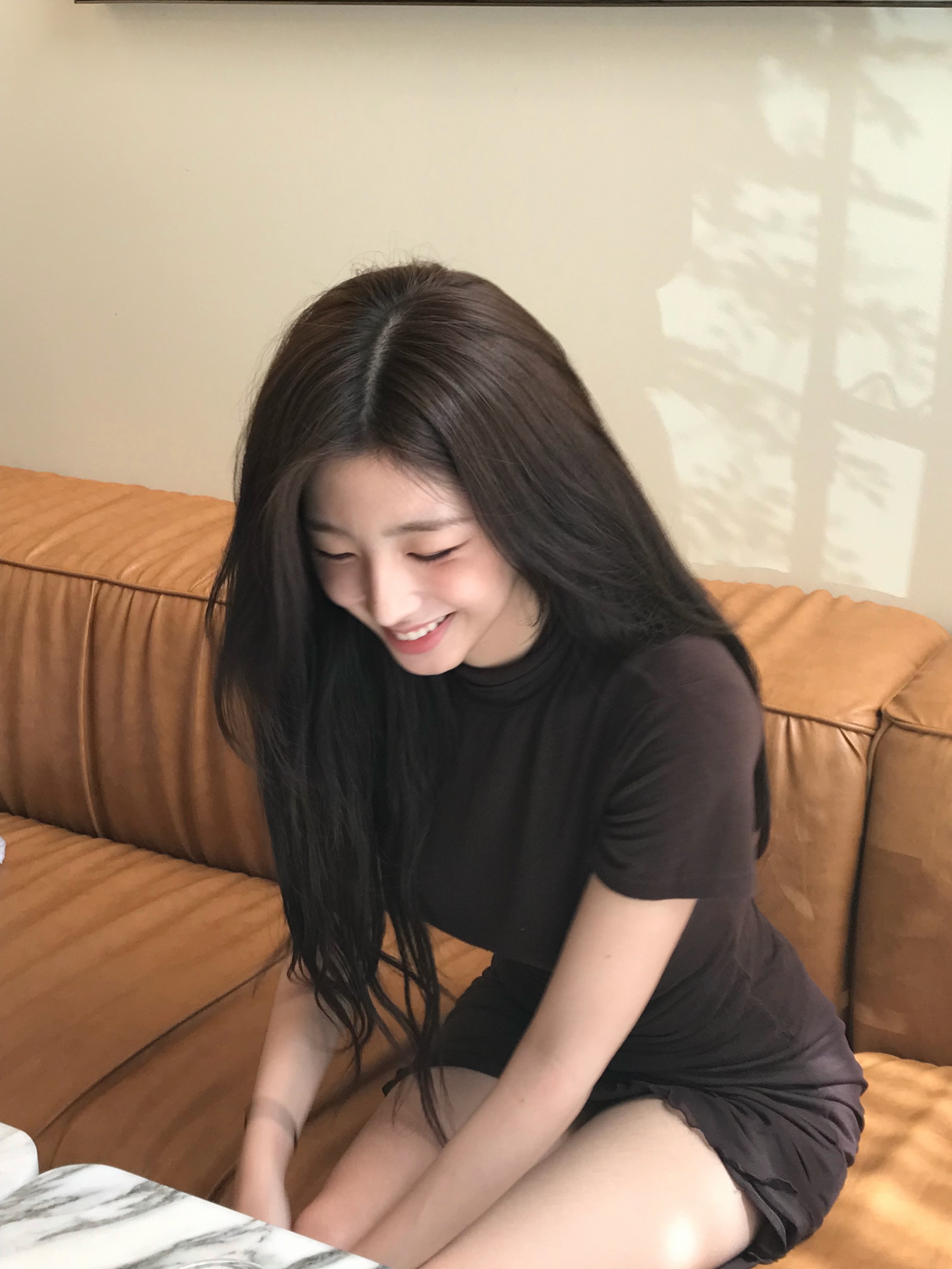 ftmpost

#5 F31
SUMIN - 그냥
유라 - 고삐
DPR IAN - The Show

오랜만에 남기네요.
약간의 상상을 덧붙여 적은 글이에요. 시간을 잠시나마 때울 수 있는 문장이 되었으면 좋겠습니다!

À midi, non, plutôt un peu plus tard, à quatre heures de l’après-midi.
Je ressens une étrange impression de défaite.
Est-il juste de l’appeler ainsi ?
Mais je ne trouve pas d’autre manière de décrire cette sensation, comme si j’avais subi une certaine forme de violence, différente du malaise ou de l’angoisse.
Alors j’écris en français.
Dans cette langue que je ne maîtrise même pas bien.
Puisque je ne peux déjà pas y inscrire intactement ce que je veux dire, je voudrais superposer malentendu sur malentendu, jusqu’à rendre mon intention impossible à déchiffrer.
Qu’elle ne puisse pas être facilement reconnue, que l’essence même de ce que je ressens soit dissimulée sous la forme d’une démonstration qui n’est pas une émotion.
…
Une démonstration, oui, sous la forme d’une démonstration.
Au moment où la démonstration devient visible comme telle, ce qu’elle cherchait à produire, cette allure même, disparaît.
Alors, finalement, il ne reste plus rien dans ce texte.
Vide, puisque c’est précisément cela, le but de ce texte.
Et cette maladresse et ces erreurs parlent elles aussi à la place de mon cœur. Je fais toujours des erreurs, je me brise facilement et je deviens triste, mais plus je m’efforce de ne pas être ainsi, plus je deviens quelqu’un qu’on ne peut plus corriger. …un objet. Quelque chose qui n’est plus une personne.
Le sentiment de défaite que j’éprouve aujourd’hui vient, encore une fois, de quelque chose qui n’a rien de grave.
Cette prise de conscience m’a frappée : être saisie par un désir intense sans pour autant vivre librement, ni faire l’effort d’accomplir quelque chose de tout mon cœur. Et avec cette prise de conscience, la sensation que je continuerai malgré tout à vivre la même vie que j’ai toujours vécue m’a frappée.
Je ne suis pas tombée, j’ai seulement un peu le vertige.
C’est cela, le plus grand problème.
Je préférerais tomber si seule
