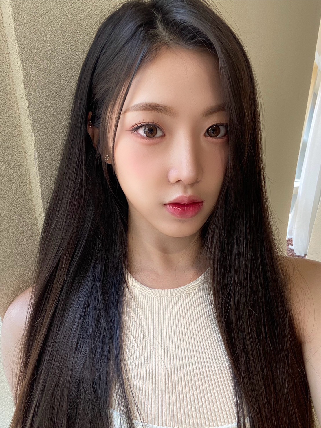 아기니엔이야~
3년전에 오늘 설렘과긴장감아직 생생하게 기억하고있어 마치어제처럼인데 학교시절때 다 3년만 다니면 다음인생에 단계넘어가잖아 ,그래서 3년될때마다 나한테는 더 잘해야 더 성장해야 그런시기인데 지금 트리플에스 되고나서 웨이브만난지 3년이 되니까 너무 고맙고 표현할수없는사랑이도 하루하루보다 계속 커지고있어 어느새 웨이브도 내 삶의 일부가 되고 엄청큰 의미가 됐어 나도 웨이브 위해서 더 열심히하고싶고 계속 더 잘하는 모습보여주고 싶어 ,앞으로 10주년 100주년까지 같이 갈테니까 지금 부터 비타민 많이 챙겨먹어야 우리 오래오래 볼수있어💖비타민 내가 줄게 나는 웨이브에 비타민이니까🧡🧡