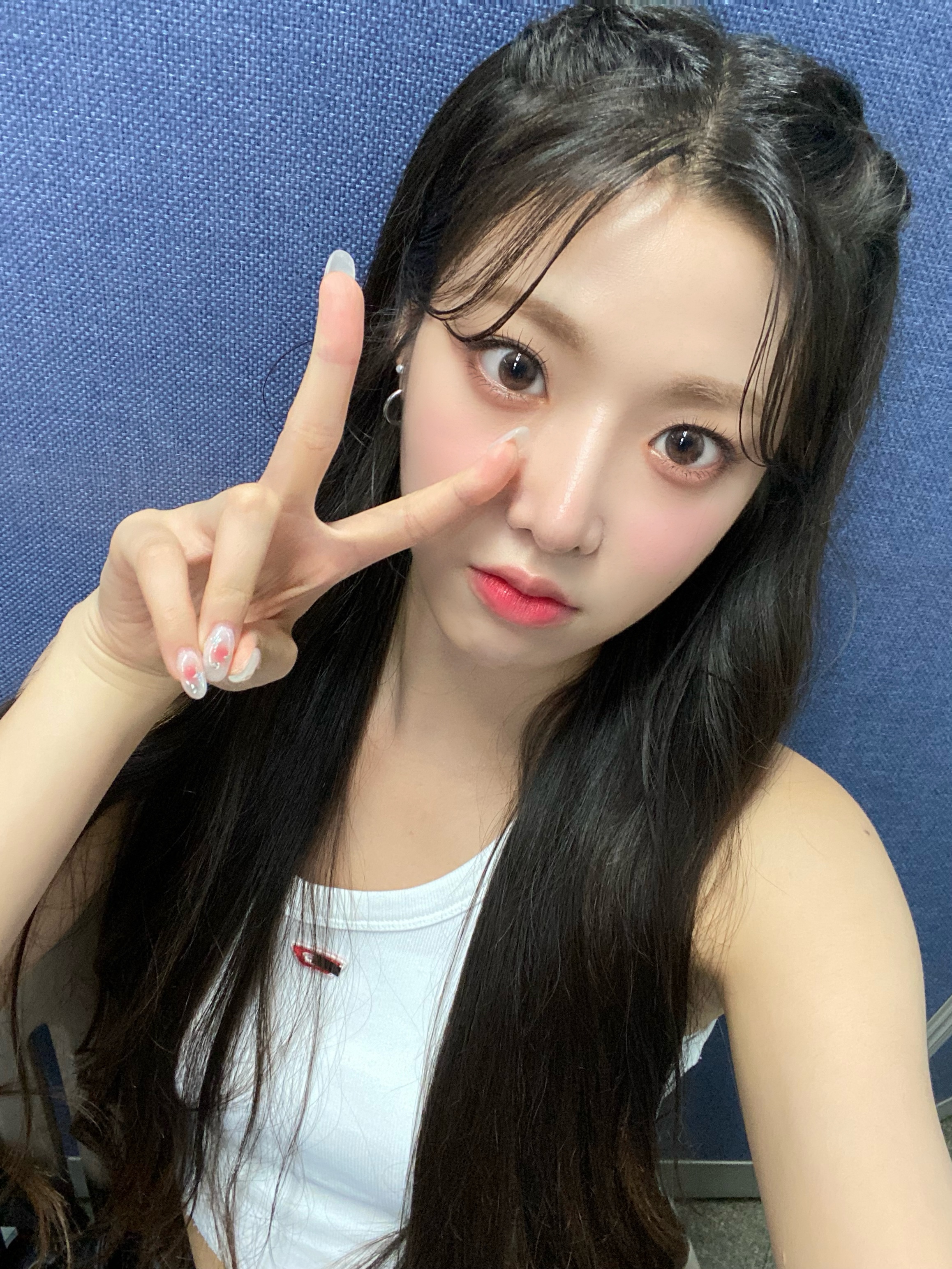 아기니엔이야~ 3년전에 오늘 설렘과긴장감아직 생생하게 기억하고있어 마치어제처럼인데 학교시절때 다 3년만 다니면 다음인생에 단계넘어가잖아 ,그래서 3년될때마다 나한테는 더 잘해야 더 성장해야 그런시기인데 지금 트리플에스 되고나서 웨이브만난지 3년이 되니까 너무 고맙고 표현할수없는사랑이도 하루하루보다 계속 커지고있어 어느새 웨이브도 내 삶의 일부가 되고 엄청큰 의미가 됐어 나도 웨이브 위해서 더 열심히하고싶고 계속 더 잘하는 모습보여주고 싶어 ,앞으로 10주년 100주년까지 같이 갈테니까 지금 부터 비타민 많이 챙겨먹어야 우리 오래오래 볼수있어💖비타민 내가 줄게 나는 웨이브에 비타민이니까🧡🧡