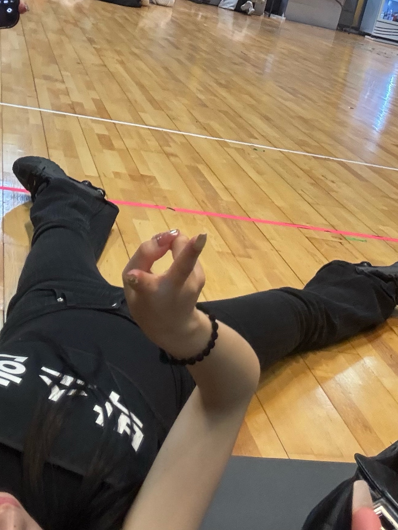 11월 22일, 저녁 9시 9분 웨이브를 기다리며 적는 글

안녕하세요 웨이브 :) 소현이에요.
벌써 올해 11월이 다 지나가고 있는데요, 그만큼 날도 추워지고 또 저희의 컴백이 얼마 남지 않았다는 게 더 크게 다가오는 것 같아요.
여러분은 올해 어떻게 보냈나요? 또 어떤 해로 기억될 것 같아요?
좋은 일만 가득할 순 없겠지만 그래도 힘들기만 한 1년이 아니었길 바라요.
아직 12월 한 달이 남았으니 마지막을 우리 함께 더 따듯하고 즐거운 시간 보내봐요.
눈이 오고 날이 추워질 때면 Snowy 앨범을 꼭 듣게 되더라고요.
웨이브의 겨울 필수곡이 있다면 저에게도 추천해 주세요! 꼭 들어볼게요 ㅎㅎ

아무튼 이번에 코스모가 업데이트되어 이렇게 새로운 기능이 생겼잖아요!
전부 여러분들과 더 다양한 소통을 하기 위해서 그런 거니 댓글도 많이 달아주시고 여러분들의 일상도 나눠주시면 좋겠어요. 언제나 궁금 ㅎㅎ

그럼 또 글 남기러 올게요!
옷 따뜻하게 입고~ 밥 든든히 먹고, 잠 푹 자기!
알았자기?ㅎㅎ 늘 사랑해요 ♡