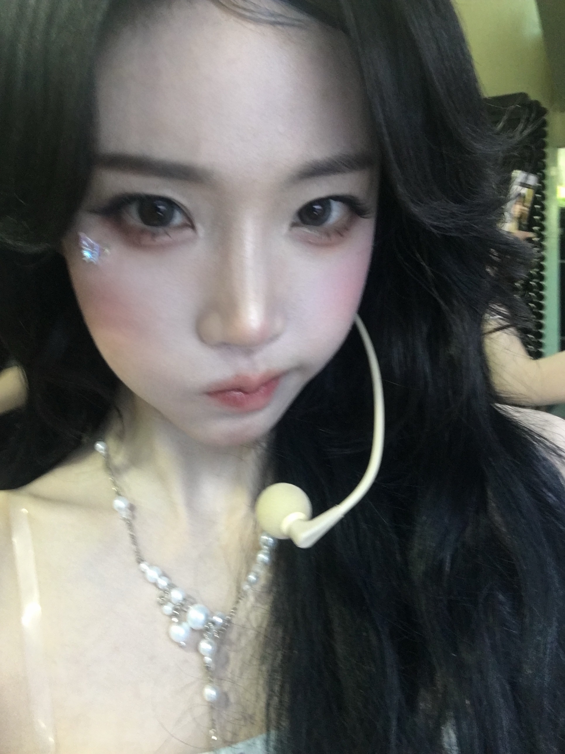 2026년 6월 12일 금요일 오후 4:35
헤메 옷갈 변경 와중에도 정신없이 사진을 찍었다. 셋로그 덕분인가 카메라로 찍는 게 습관이 되었다. 새드걸(낰스타)에서 소녀로 변신✨