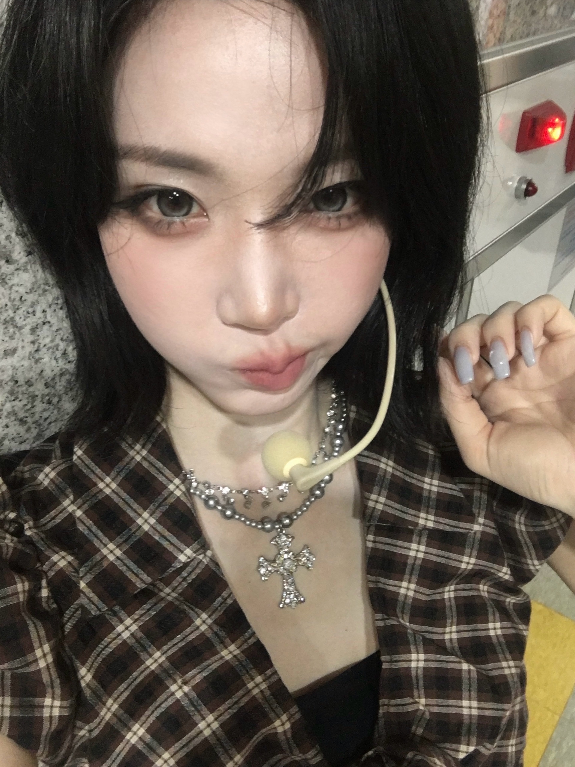 2026년 6월 10일 수요일 오후 2:58 웨이브의 선물 오늘 쇼챔에서 상을 받았다. 우리의 반응을 살피는 웨이브를 보니 눈물 이 나려했다. 누군가를 좋아하는 마음은 어느무엇보다 강하구나라는걸 느꼈다. 그래서 왠지 눈물이 목끝까지 왔다. 라이브는 해야하니 참았는데 부르자마자 목구멍이 떨렸다. 웨이브의 응원소리를 오늘 자세히 들어봤다 수많은 목소리들이었지만 발음과 타이밍들이 잘맞아서 더더욱 뭉클했다. 웨이브들의 목소리를 오래오래 듣고싶다.