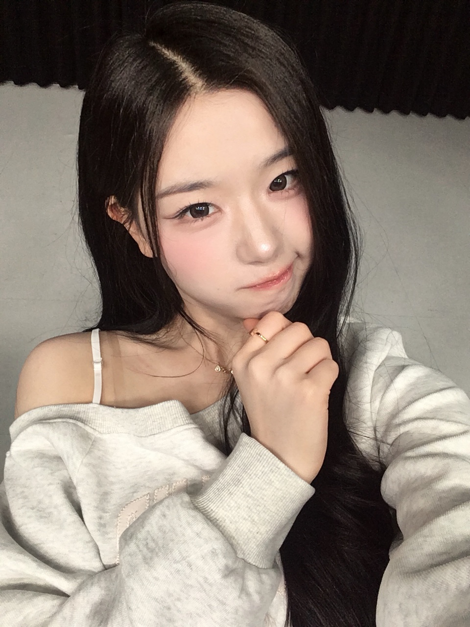 프롬에 보낸 셀카랑 상반되는 일명 🫤채욤입꾹이🫤 셀카 +근데 이 사진보다 프롬에 보낸 게 더 예쁨.