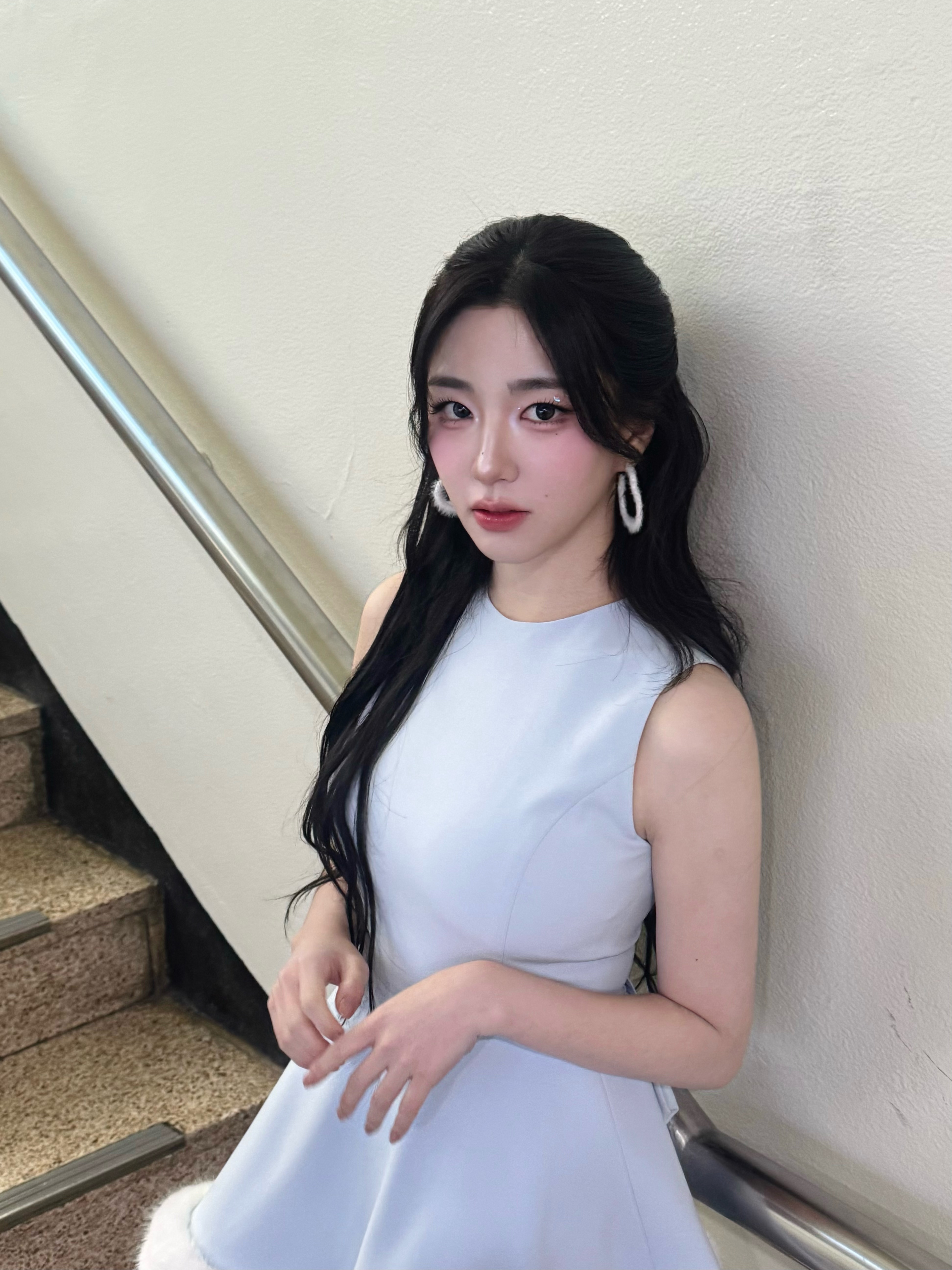 첫방도 무사 완료 -! 웨이브 뮤직뱅크 재밌게 봤어요? 오늘은 Blue Santa 컨셉 ㅎㅎ 💙🩵 웨이브 응원 덕분에 힘내서 무대 했다요 내일은 또 어떤 헤메코 일까~ 오늘이랑은 색다를 예정 😇😇