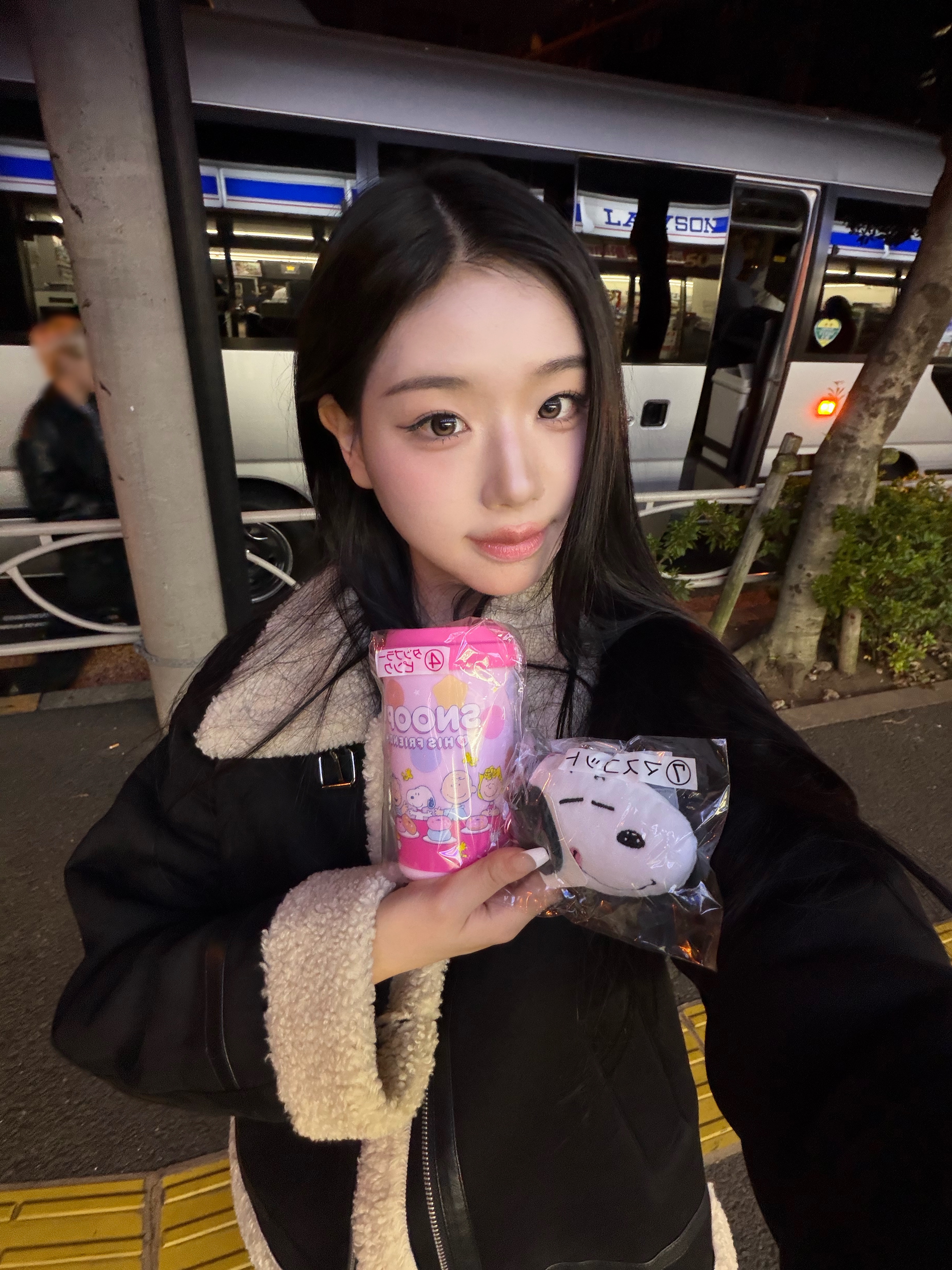 나의 달 12월의 시작을 알리는 12월 첫 글 ⸜( ᵒ̴̶̷͈ᗜᵒ̴̶̷͈ )⸝ 에비츄분들이랑 합동콘서트 끝나고 매니저님이랑 로손에서 같이한 스누피 쿠지 🤭🤍 (각자 2개씩 했는데 둘 다 똑같이 텀플러,인형 나왔어요) 저 인형키링이 제 위시였고 텀블러가 매니저님 위시였는데 짱이죠!!!!!!! 웨이브 신난 나를 봐