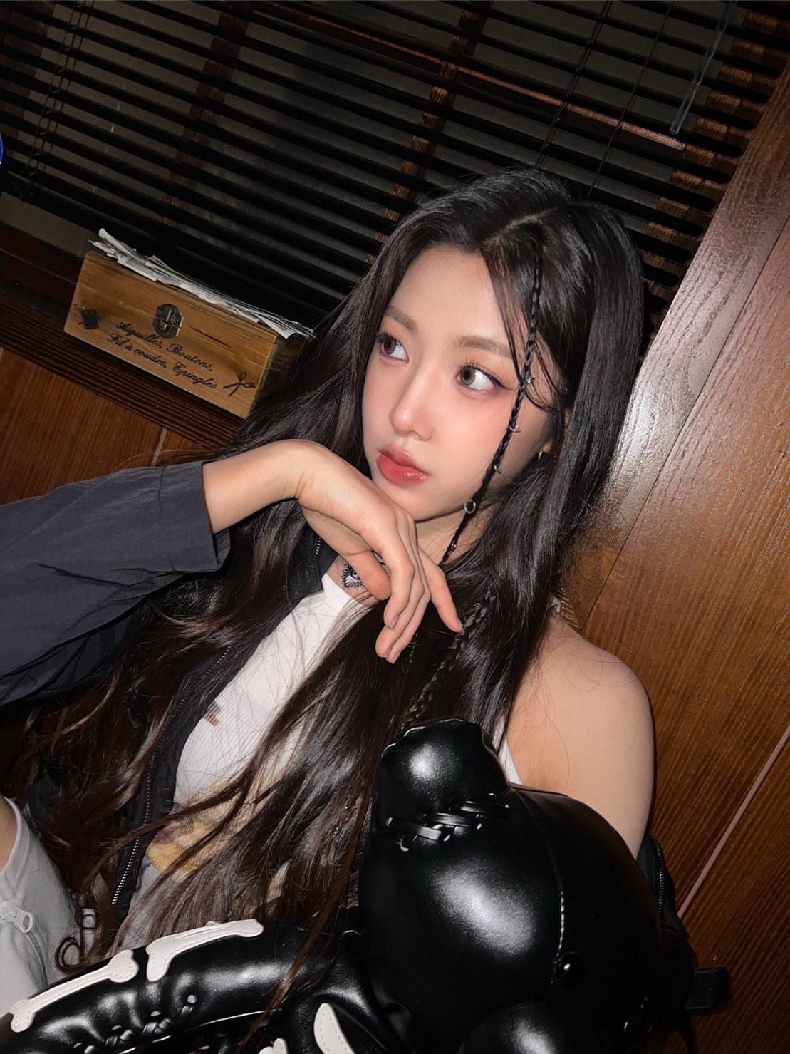아기니엔이야~
3년전에 오늘 설렘과긴장감아직 생생하게 기억하고있어 마치어제처럼인데 학교시절때 다 3년만 다니면 다음인생에 단계넘어가잖아 ,그래서 3년될때마다 나한테는 더 잘해야 더 성장해야 그런시기인데 지금 트리플에스 되고나서 웨이브만난지 3년이 되니까 너무 고맙고 표현할수없는사랑이도 하루하루보다 계속 커지고있어 어느새 웨이브도 내 삶의 일부가 되고 엄청큰 의미가 됐어 나도 웨이브 위해서 더 열심히하고싶고 계속 더 잘하는 모습보여주고 싶어 ,앞으로 10주년 100주년까지 같이 갈테니까 지금 부터 비타민 많이 챙겨먹어야 우리 오래오래 볼수있어💖비타민 내가 줄게 나는 웨이브에 비타민이니까🧡🧡