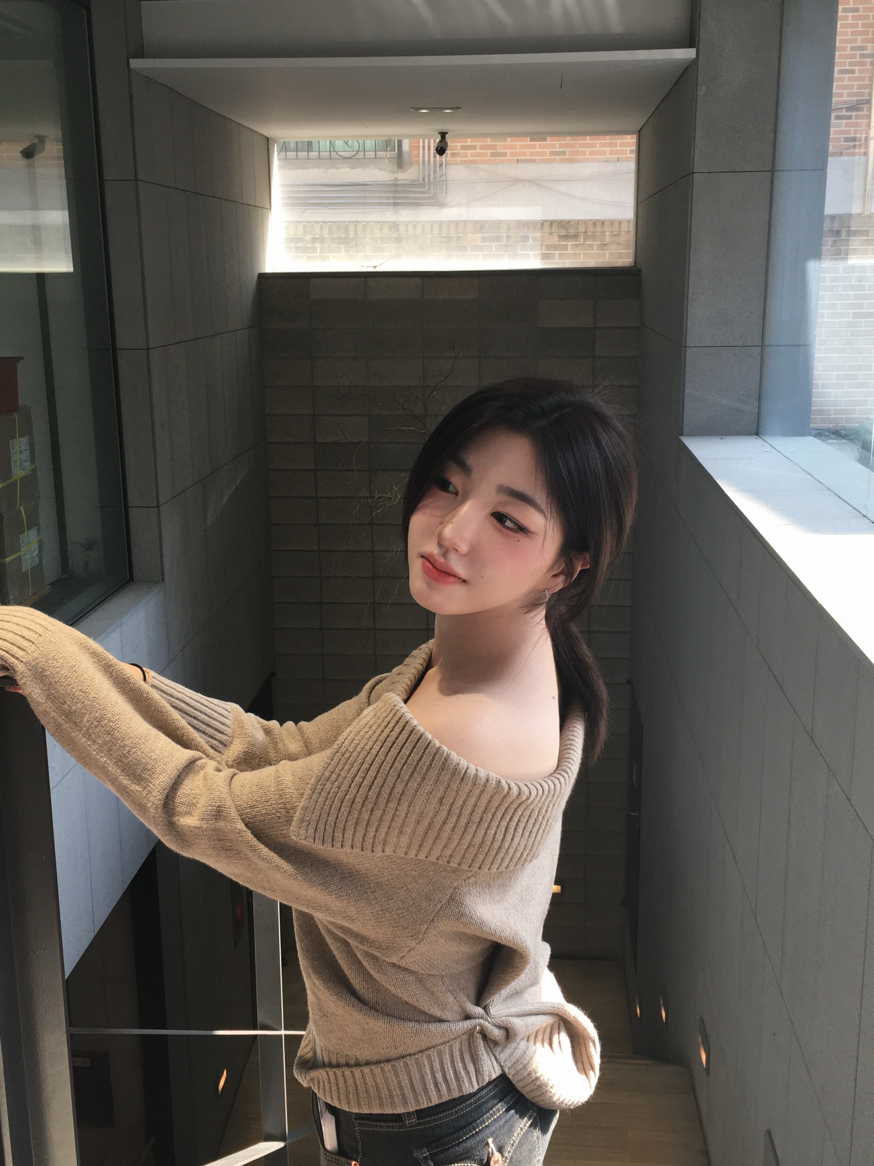 11월 22일, 저녁 9시 9분 웨이브를 기다리며 적는 글

안녕하세요 웨이브 :) 소현이에요.
벌써 올해 11월이 다 지나가고 있는데요, 그만큼 날도 추워지고 또 저희의 컴백이 얼마 남지 않았다는 게 더 크게 다가오는 것 같아요.
여러분은 올해 어떻게 보냈나요? 또 어떤 해로 기억될 것 같아요?
좋은 일만 가득할 순 없겠지만 그래도 힘들기만 한 1년이 아니었길 바라요.
아직 12월 한 달이 남았으니 마지막을 우리 함께 더 따듯하고 즐거운 시간 보내봐요.
눈이 오고 날이 추워질 때면 Snowy 앨범을 꼭 듣게 되더라고요.
웨이브의 겨울 필수곡이 있다면 저에게도 추천해 주세요! 꼭 들어볼게요 ㅎㅎ

아무튼 이번에 코스모가 업데이트되어 이렇게 새로운 기능이 생겼잖아요!
전부 여러분들과 더 다양한 소통을 하기 위해서 그런 거니 댓글도 많이 달아주시고 여러분들의 일상도 나눠주시면 좋겠어요. 언제나 궁금 ㅎㅎ

그럼 또 글 남기러 올게요!
옷 따뜻하게 입고~ 밥 든든히 먹고, 잠 푹 자기!
알았자기?ㅎㅎ 늘 사랑해요 ♡