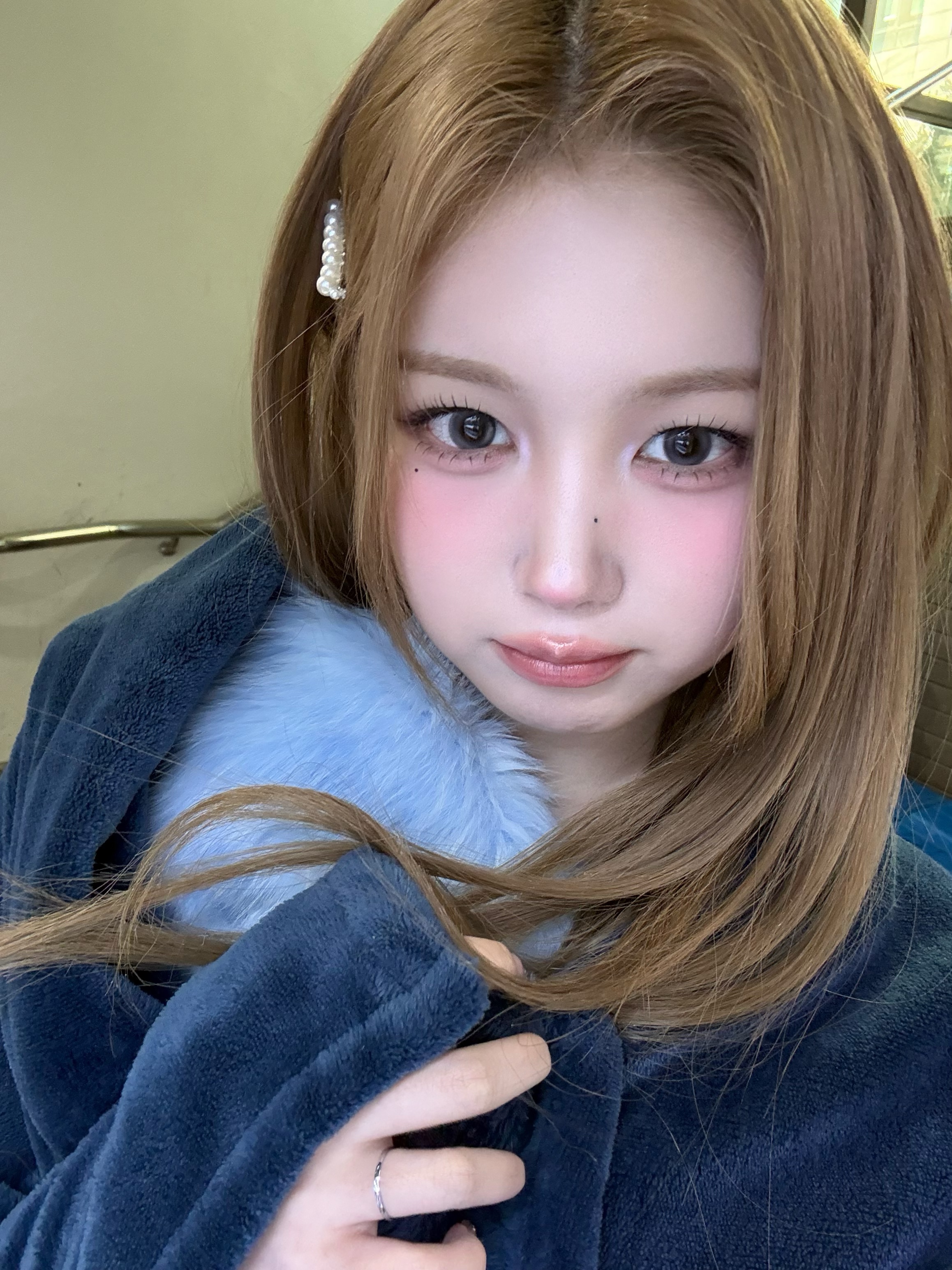 251128
미소녀즈 캐롤 첫 음방❤️
웨이브 만나서 너무 반갑고 행복했어😚
우리가 준비한 역조공 잘 받았어??
귀여운 토끼와 미니 응원봉을 보자마자 사진으로 남겨뒀어🐰✨
오늘 응원해준 우리 파도들 너무 고맙구 사랑해🤍
우리 곧 만나ㅏ💕💕💕