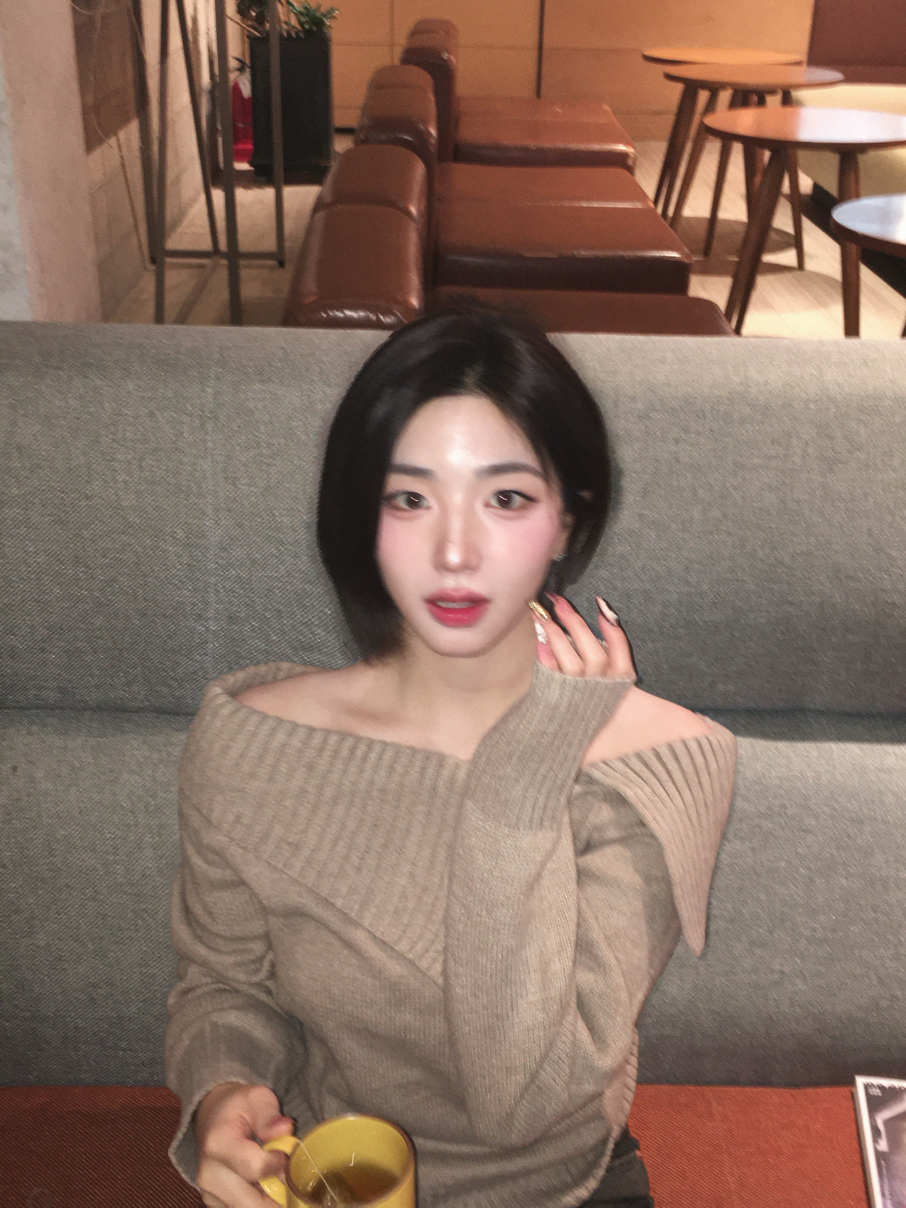 11월 22일, 저녁 9시 9분 웨이브를 기다리며 적는 글 안녕하세요 웨이브 :) 소현이에요. 벌써 올해 11월이 다 지나가고 있는데요, 그만큼 날도 추워지고 또 저희의 컴백이 얼마 남지 않았다는 게 더 크게 다가오는 것 같아요. 여러분은 올해 어떻게 보냈나요? 또 어떤 해로 기억될 것 같아요? 좋은 일만 가득할 순 없겠지만 그래도 힘들기만 한 1년이 아니었길 바라요. 아직 12월 한 달이 남았으니 마지막을 우리 함께 더 따듯하고 즐거운 시간 보내봐요. 눈이 오고 날이 추워질 때면 Snowy 앨범을 꼭 듣게 되더라고요. 웨이브의 겨울 필수곡이 있다면 저에게도 추천해 주세요! 꼭 들어볼게요 ㅎㅎ 아무튼 이번에 코스모가 업데이트되어 이렇게 새로운 기능이 생겼잖아요! 전부 여러분들과 더 다양한 소통을 하기 위해서 그런 거니 댓글도 많이 달아주시고 여러분들의 일상도 나눠주시면 좋겠어요. 언제나 궁금 ㅎㅎ 그럼 또 글 남기러 올게요! 옷 따뜻하게 입고~ 밥 든든히 먹고, 잠 푹 자기! 알았자기?ㅎㅎ 늘 사랑해요 ♡