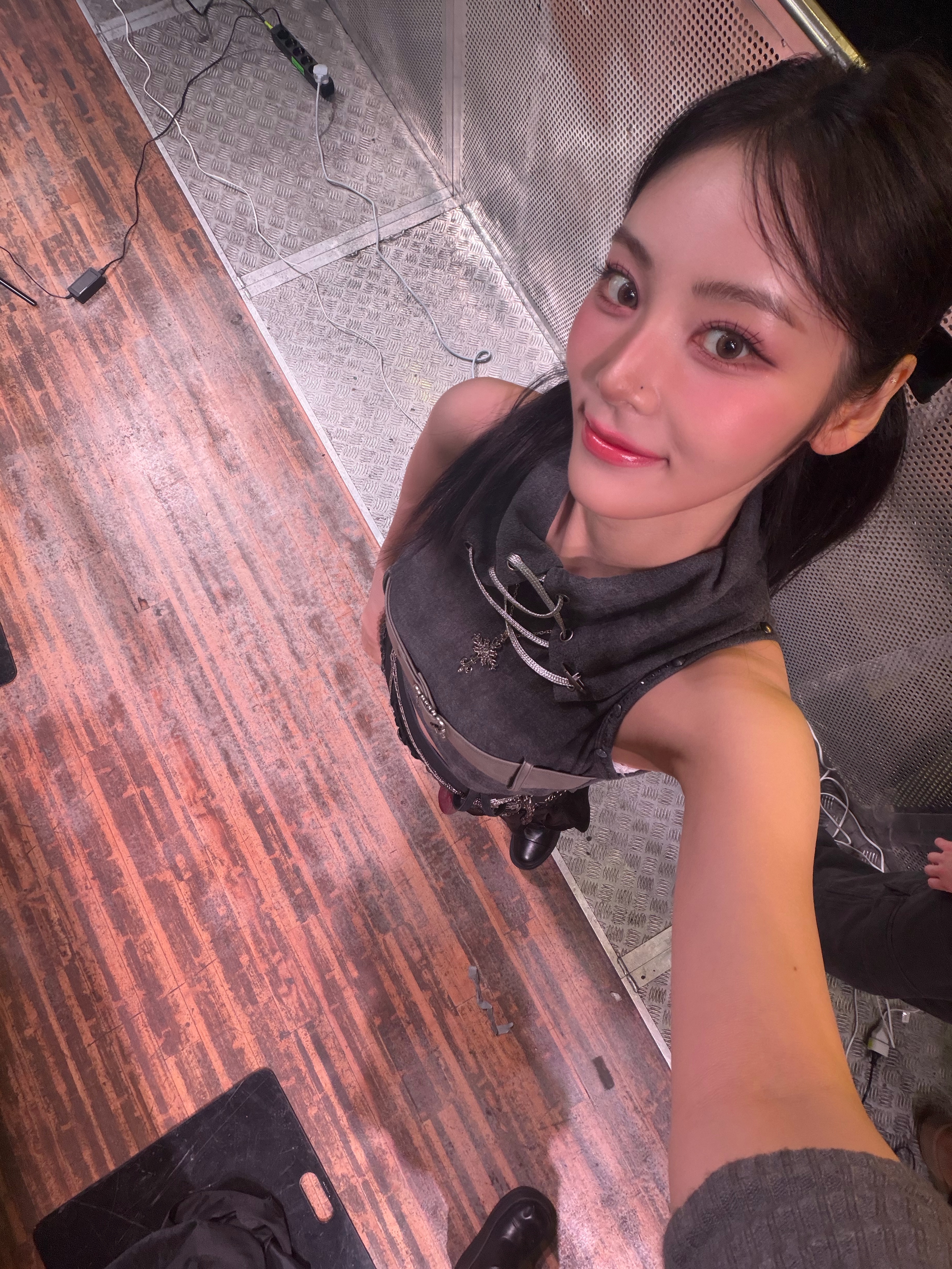 유럽투어 절반이 지나가고 있는데요! 정말 또 여러분들덕에 큰 에너지 많이 얻고 있는 것 같아요😌🫶🏻 Thank you, Ouriiiiiiii 🤍🩶🖤 Goodnight! ✨