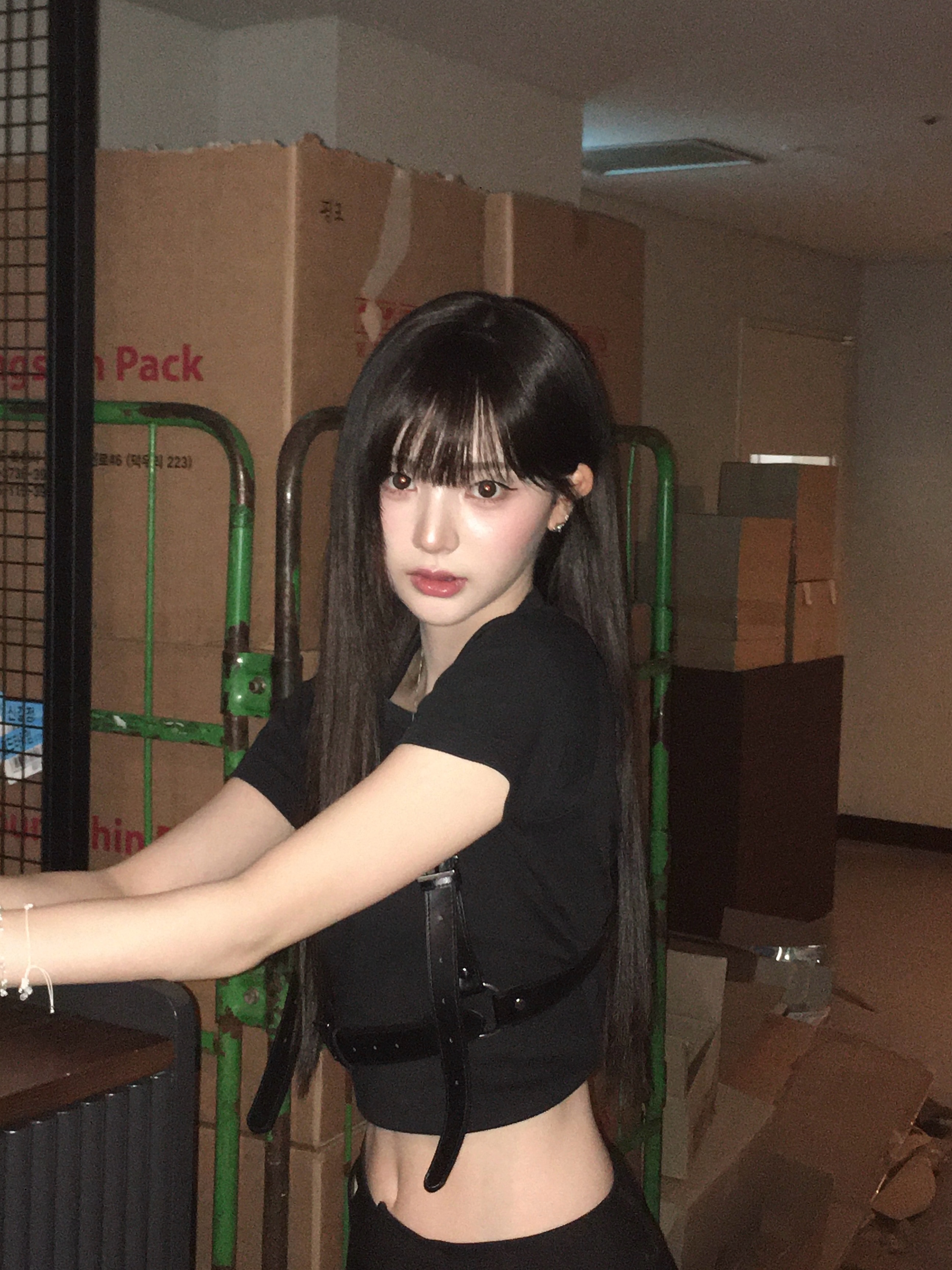 모두 손 들어라!