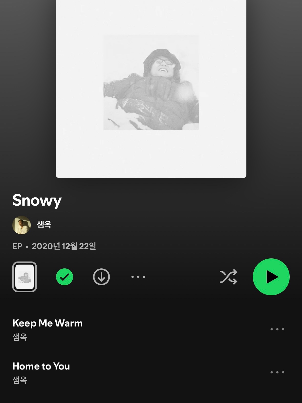 11월 22일, 저녁 9시 9분 웨이브를 기다리며 적는 글

안녕하세요 웨이브 :) 소현이에요.
벌써 올해 11월이 다 지나가고 있는데요, 그만큼 날도 추워지고 또 저희의 컴백이 얼마 남지 않았다는 게 더 크게 다가오는 것 같아요.
여러분은 올해 어떻게 보냈나요? 또 어떤 해로 기억될 것 같아요?
좋은 일만 가득할 순 없겠지만 그래도 힘들기만 한 1년이 아니었길 바라요.
아직 12월 한 달이 남았으니 마지막을 우리 함께 더 따듯하고 즐거운 시간 보내봐요.
눈이 오고 날이 추워질 때면 Snowy 앨범을 꼭 듣게 되더라고요.
웨이브의 겨울 필수곡이 있다면 저에게도 추천해 주세요! 꼭 들어볼게요 ㅎㅎ

아무튼 이번에 코스모가 업데이트되어 이렇게 새로운 기능이 생겼잖아요!
전부 여러분들과 더 다양한 소통을 하기 위해서 그런 거니 댓글도 많이 달아주시고 여러분들의 일상도 나눠주시면 좋겠어요. 언제나 궁금 ㅎㅎ

그럼 또 글 남기러 올게요!
옷 따뜻하게 입고~ 밥 든든히 먹고, 잠 푹 자기!
알았자기?ㅎㅎ 늘 사랑해요 ♡