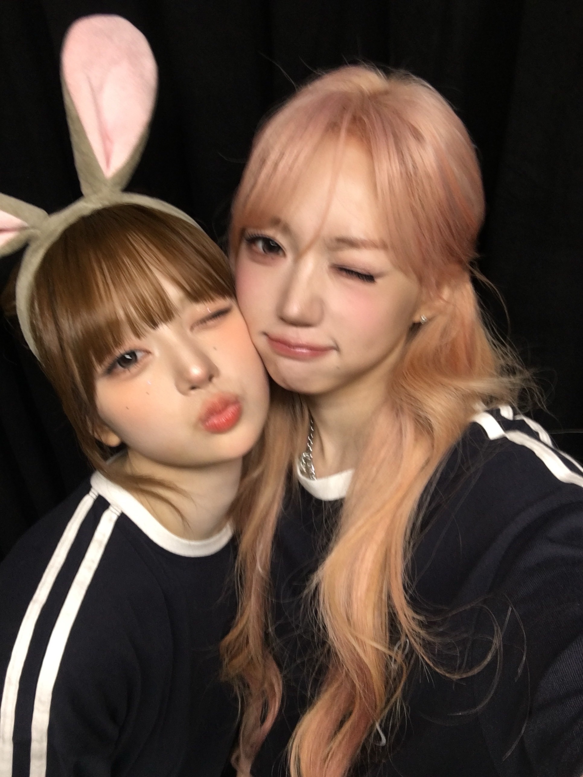 옆으로 넘겨보세요.