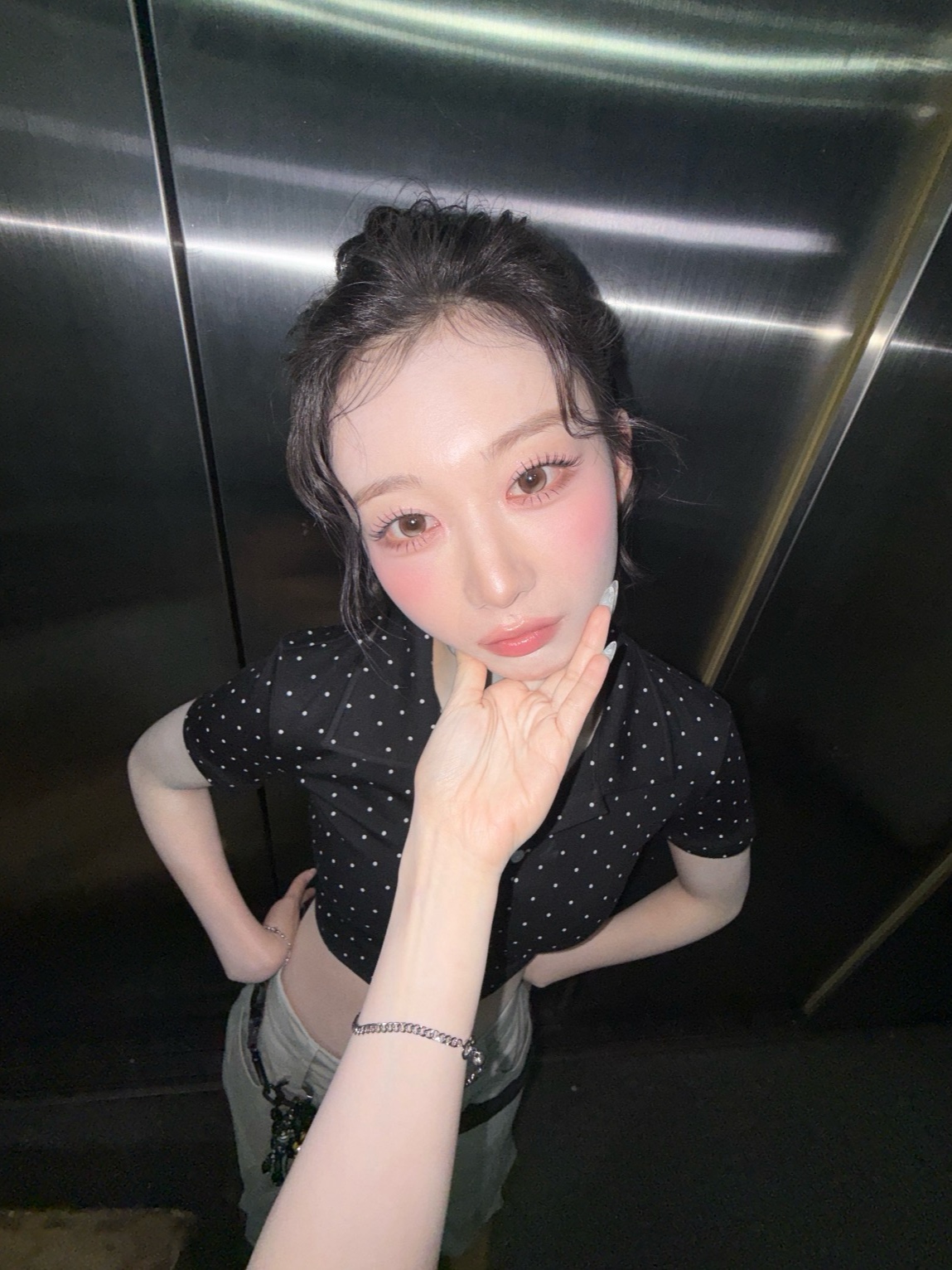 안녕~ 오늘 사진 선물 하는데요 이거 누구 손이겡?