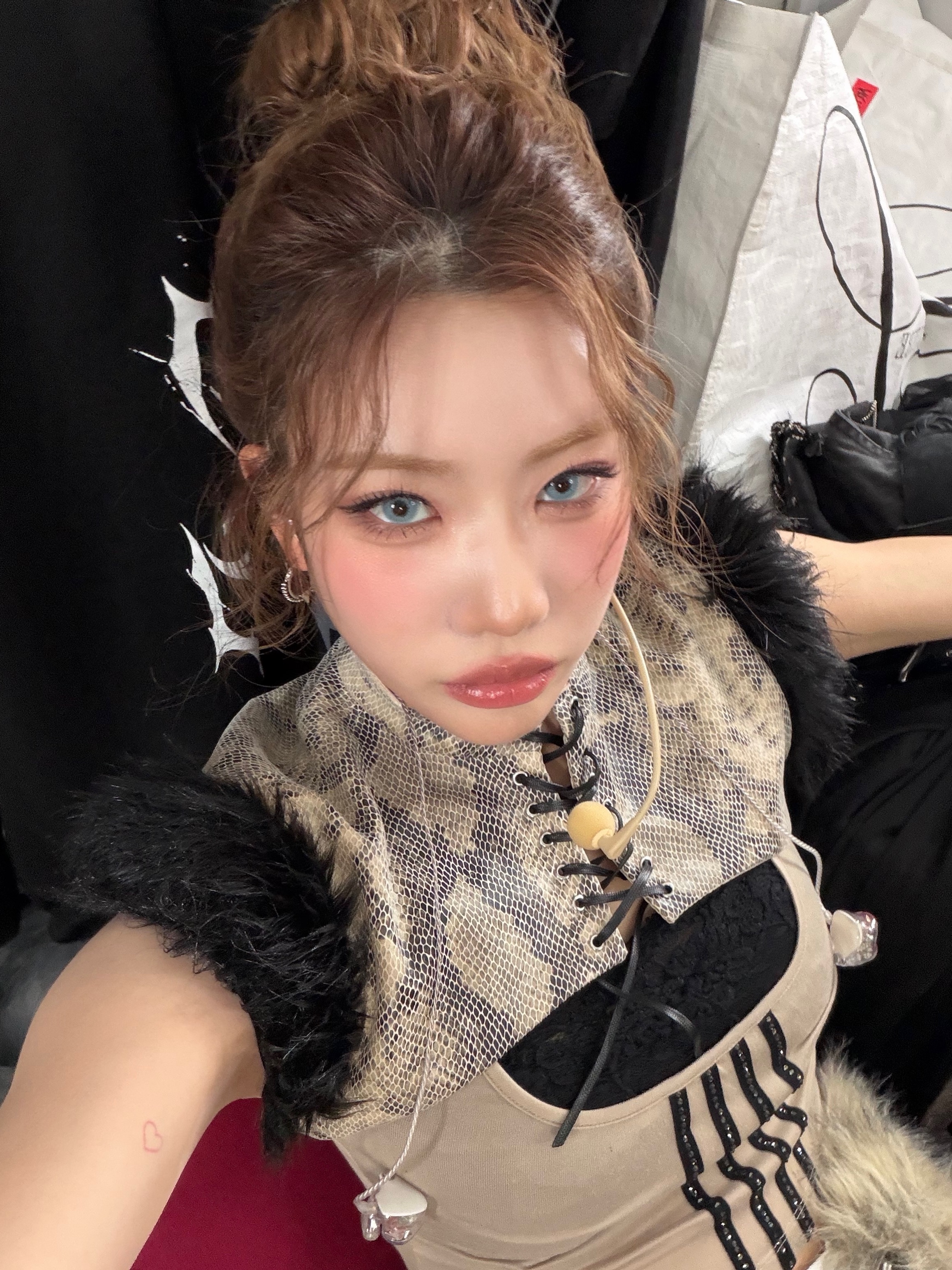 My eyes are pretty right~?~?~👀