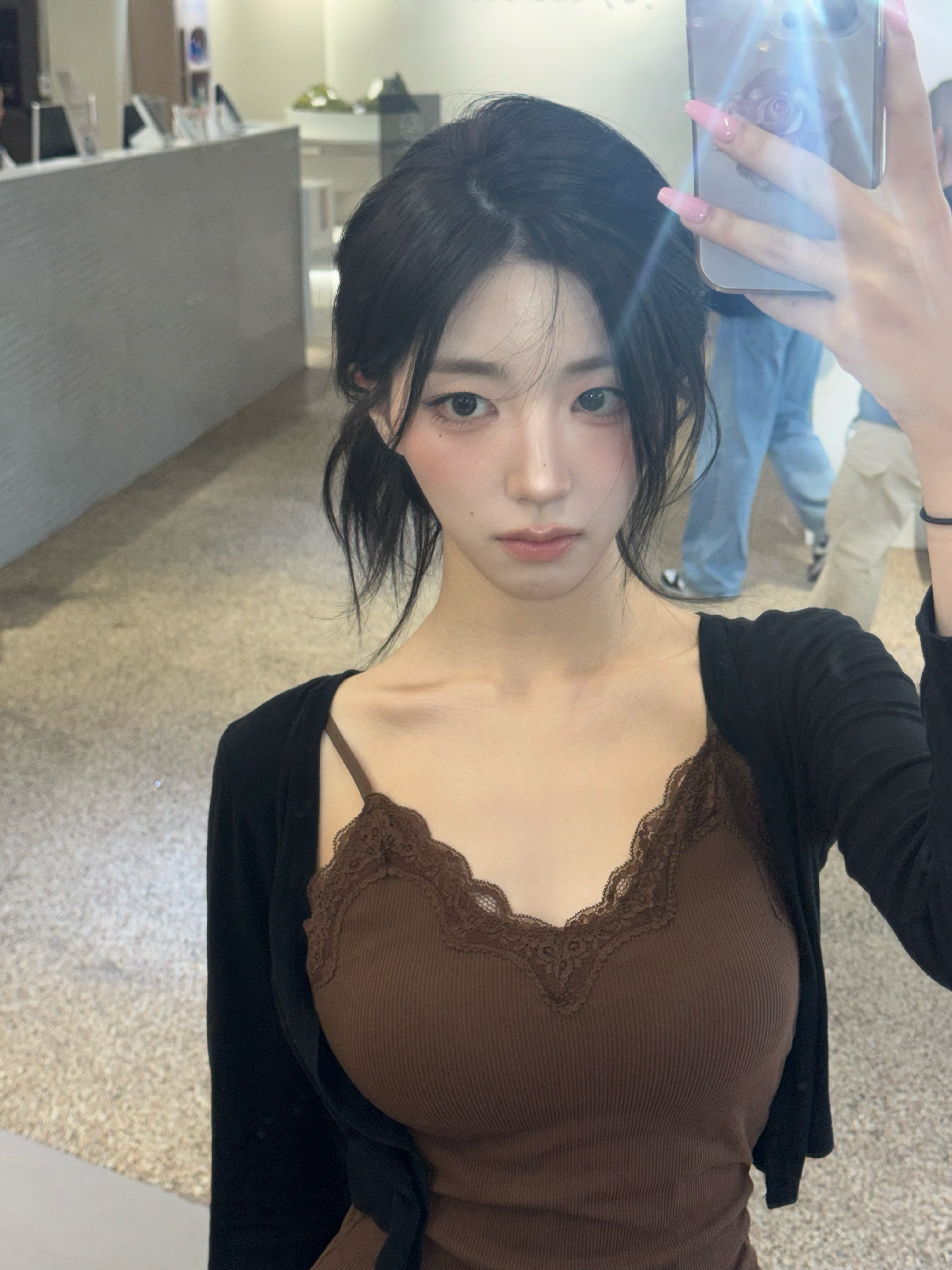 웨이브 좋은 점심!
일기 쓰기가 어려운 사람으로서..
매일은 아니더라도 보다 자주 자유롭게 글을 쓰기 위해 ftmpost_etc 라는 걸 시작해보려 해요. 시크릿베이스처럼 생각을 나눌 수 있는 게 뭐가 있을까.. 하다가 요즘 다양한 글 메일링이 있잖아요! 그런 것처럼 가볍게 즐길거리로 봐주시면 감사합니다 :)
사진은 있을 수도 없을 수도 있어요. 그럼 최근에 쓴 글부터 남겨볼게요

*소현이 생각해낸(?) 소현만의 특별 컨텐츠..

ftmpost
#1 소녀를 소녀처럼 대해주세요
John Mayer - Daughters
Blue Oyster Cult - (Don't Fear) The Reaper
The Grass Roots - Let's Live For Today

말을 뱉어낸다.
정제되기 전에, 그럴듯한 단어로 진심을 숨겨버리기 전에.
나도 모르던 나의 감정을 발견하는 당신으로 부터.

너는 날 경멸해.
그래, 난 널 경멸해.
아니 나는 너를 사실 동정해.
그래, 동정해.

어쩜 이렇게 날 것의 대화를, 아니 대화라기엔 너무 적나라한 표현이 우리를 쿡쿡 찌르지만.
알아, 넌 나를 버리지 않아. 나도 너를 버리지 않아.
서로를 관찰하고 말을 다시금 반복하면서 집중하자.
믿어. 나를. 그리곤 몸에 힘을 빼곤 뒤로, 떨어져봐.
슬픔이나 분노와 같은 감정이 나쁜거라고 누가 그랬니?
최악이 되지 않기 위해선 최악을 보여주는 연습이 필요하단다.
연기를 하기 전, 자신의 삶을 통해 세워진 결핍과 방어기제가 있지. 그걸 내려놓는 연습을 해보자. 감정을 쌓아두는게 결국 더 관계를 망치고 자신을 폭발하게 하니까.
그러니 자신의 감정을 있는 그대로 알아차리는게 더 중요하지.
그걸 표현하는 것도.
불편함을 불편함이라고 말할 수 있는 능력.
믿어 너를.
너의 최악은 생각보다 그렇게 최악이 아닐테니.

이미 우린 서로의 최악을 보았을지도.

///

무언가를 내려둘 때, 비로소 채워지는 마음

나는 이제껏 무언가를 회피해왔다.
그것이 나를 지켜준다는 무의식이 되려 나를 공격하는 존재가 되버리는 순간. 그제서야 나는 깨달은 것이다. 머리가 아닌 마음으로. 행위는 숨기려 해도 감정은 그대로 남는다. 그렇기에 해소되지 않은 감정은 되려 나를 불행 속으로 데려갈 뿐.
별 것 아닌 것들, 행하기도 전에 무거워진 마음과 생각은 결국 실체도 없이 사라지고 만다. 차라리 부딫혀보았다면 남는 무엇이 있었을텐데. 무엇이 어려웠을까, 또 무엇이 두려웠을까.
아무래도 내가 진정 두려웠던 것은 심연의 나, 모든 것을 드러낸 보잘 것 없는 나 였을테지.
나는 아직도 표현을, 진심을 아끼고 있는지 모른다.
그럼에도 나는 이 순간에 드는 나의 소중한 감정과 마음들을 더는 모른 척 하지 않는다. 여전히 분명하고 선명하게 알기엔 어려운 것이 더 많은 나이이지만. 좋으니까 좋은 것들. 그저 단순하게 바라보려 한다. 그것이 그때의 내겐 최선이니까. 열심히 경험하고 느끼고, 표현하며 사랑하고 실망하자.
마음은 아껴도 아끼지 않아도 다치는 것은 마찬가지이니까

어디까지가 자유이자 아름다움이며, 어디까지가 표현일까.
이를 구분 짓는건 주체의 의도에 있는가, 객체의 시선에 있는가.

자유는 사실 오해가 없는 상태가 아니라 오해가 있음에도 선택을 하는 태도에서 나온다.