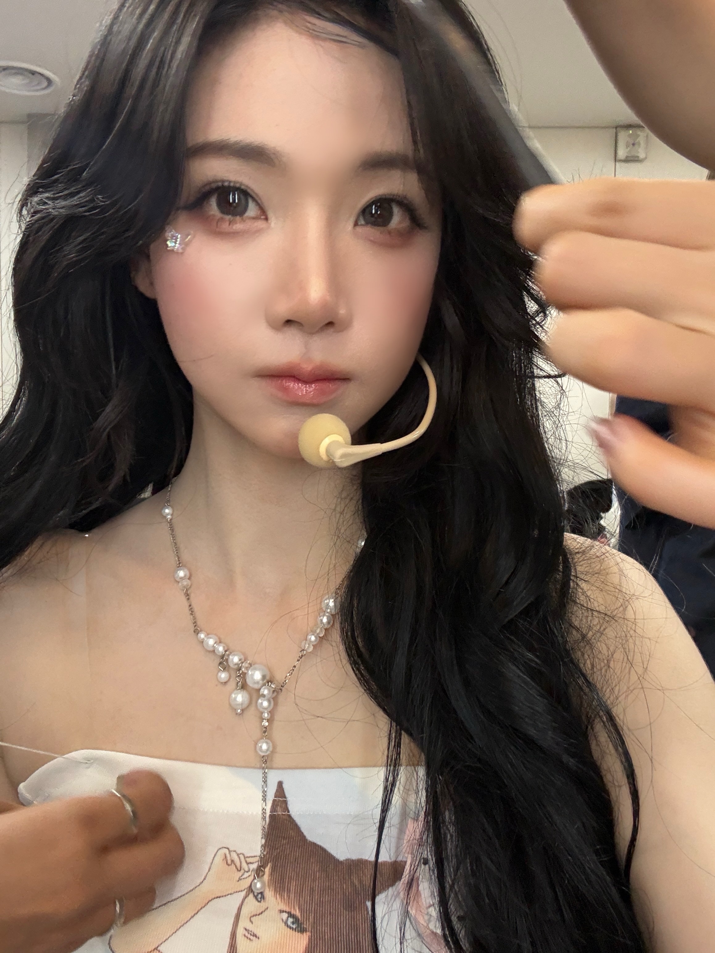 2026년 6월 12일 금요일 오후 4:35 헤메 옷갈 변경 와중에도 정신없이 사진을 찍었다. 셋로그 덕분인가 카메라로 찍는 게 습관이 되었다. 새드걸(낰스타)에서 소녀로 변신✨