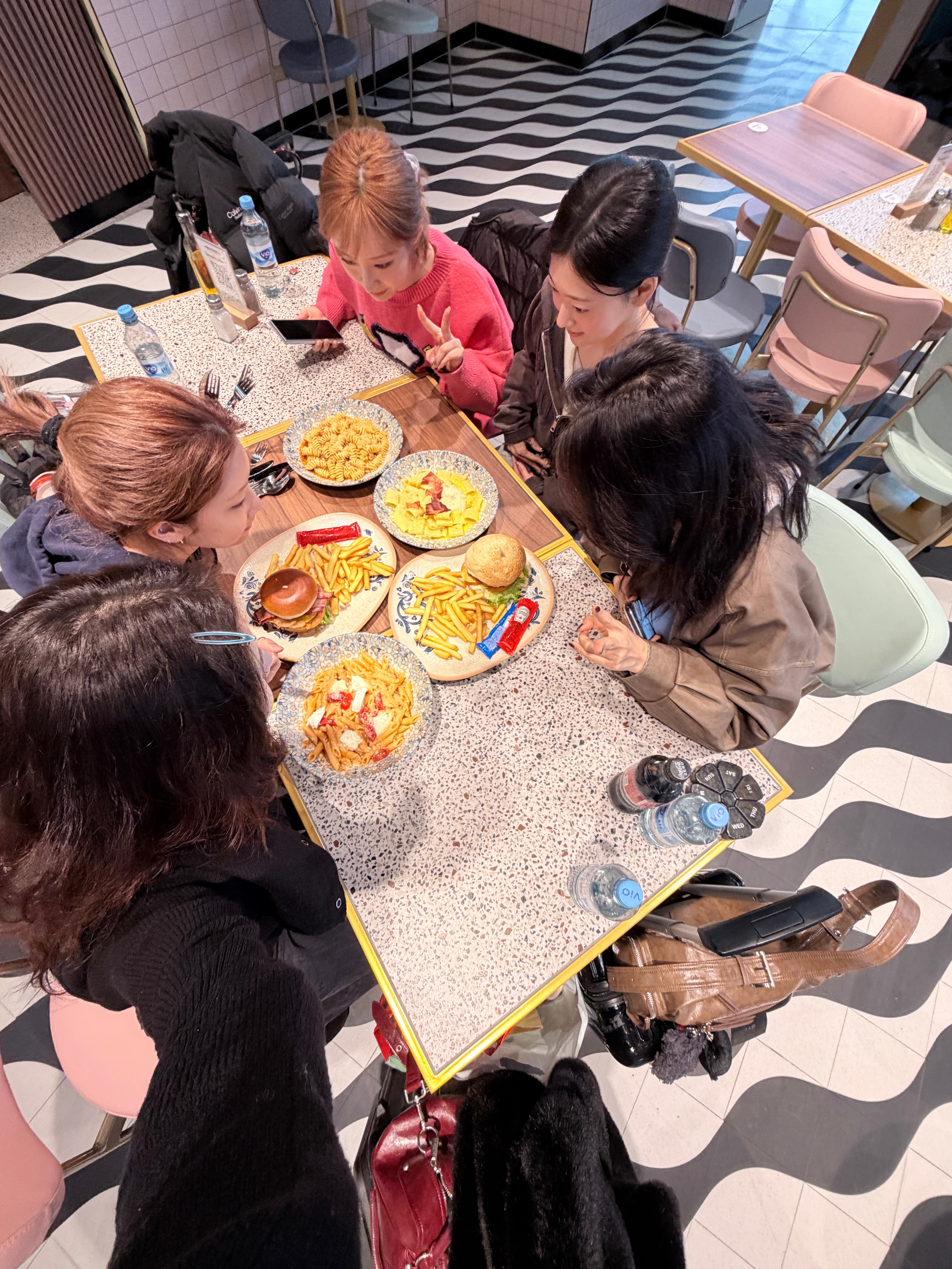 맛잘알 특 메뉴 여러개 시켜서 나눠먹음