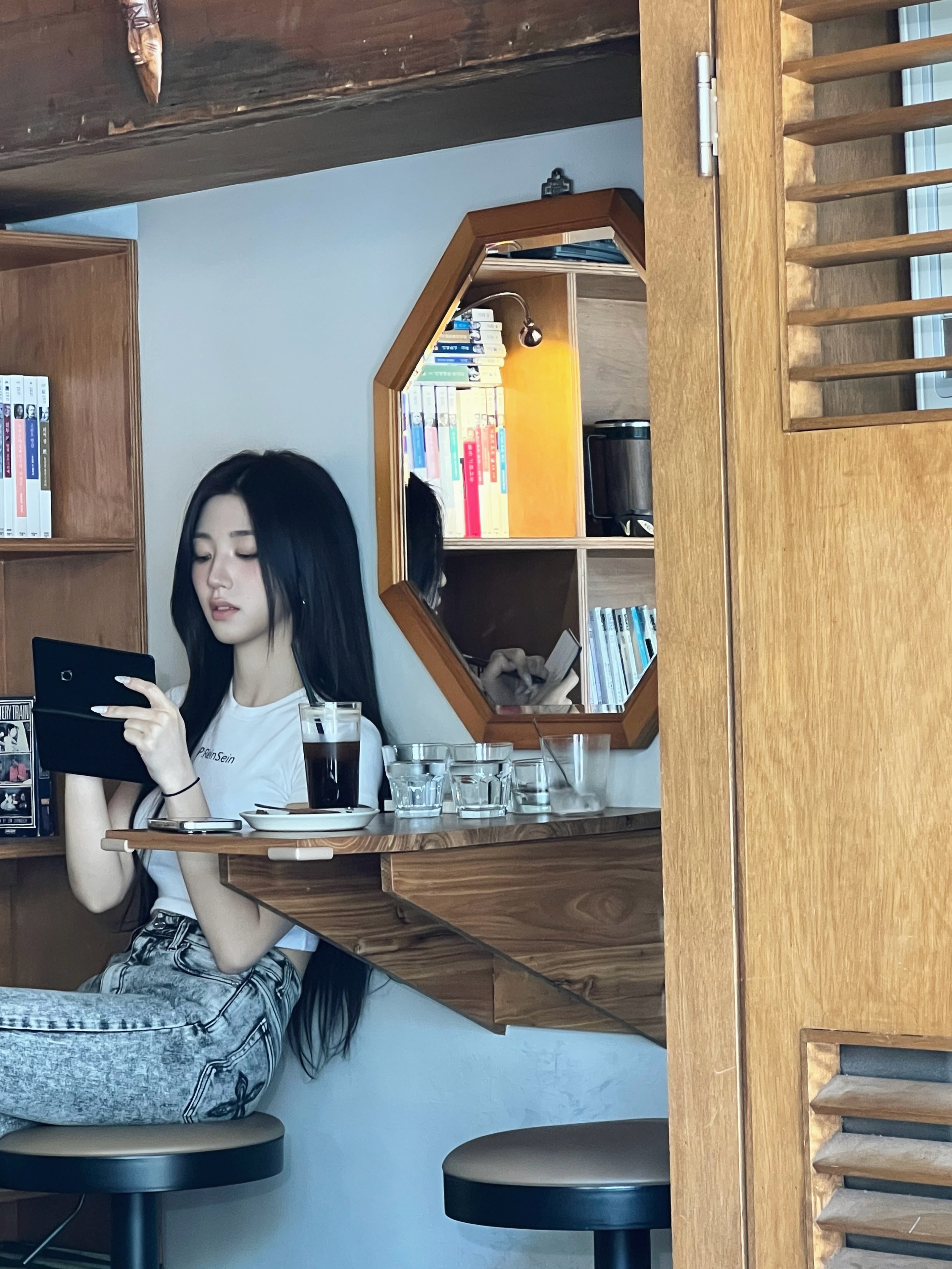 웨이브 좋은 점심!
일기 쓰기가 어려운 사람으로서..
매일은 아니더라도 보다 자주 자유롭게 글을 쓰기 위해 ftmpost_etc 라는 걸 시작해보려 해요. 시크릿베이스처럼 생각을 나눌 수 있는 게 뭐가 있을까.. 하다가 요즘 다양한 글 메일링이 있잖아요! 그런 것처럼 가볍게 즐길거리로 봐주시면 감사합니다 :)
사진은 있을 수도 없을 수도 있어요. 그럼 최근에 쓴 글부터 남겨볼게요

*소현이 생각해낸(?) 소현만의 특별 컨텐츠..

ftmpost
#1 소녀를 소녀처럼 대해주세요
John Mayer - Daughters
Blue Oyster Cult - (Don't Fear) The Reaper
The Grass Roots - Let's Live For Today

말을 뱉어낸다.
정제되기 전에, 그럴듯한 단어로 진심을 숨겨버리기 전에.
나도 모르던 나의 감정을 발견하는 당신으로 부터.

너는 날 경멸해.
그래, 난 널 경멸해.
아니 나는 너를 사실 동정해.
그래, 동정해.

어쩜 이렇게 날 것의 대화를, 아니 대화라기엔 너무 적나라한 표현이 우리를 쿡쿡 찌르지만.
알아, 넌 나를 버리지 않아. 나도 너를 버리지 않아.
서로를 관찰하고 말을 다시금 반복하면서 집중하자.
믿어. 나를. 그리곤 몸에 힘을 빼곤 뒤로, 떨어져봐.
슬픔이나 분노와 같은 감정이 나쁜거라고 누가 그랬니?
최악이 되지 않기 위해선 최악을 보여주는 연습이 필요하단다.
연기를 하기 전, 자신의 삶을 통해 세워진 결핍과 방어기제가 있지. 그걸 내려놓는 연습을 해보자. 감정을 쌓아두는게 결국 더 관계를 망치고 자신을 폭발하게 하니까.
그러니 자신의 감정을 있는 그대로 알아차리는게 더 중요하지.
그걸 표현하는 것도.
불편함을 불편함이라고 말할 수 있는 능력.
믿어 너를.
너의 최악은 생각보다 그렇게 최악이 아닐테니.

이미 우린 서로의 최악을 보았을지도.

///

무언가를 내려둘 때, 비로소 채워지는 마음

나는 이제껏 무언가를 회피해왔다.
그것이 나를 지켜준다는 무의식이 되려 나를 공격하는 존재가 되버리는 순간. 그제서야 나는 깨달은 것이다. 머리가 아닌 마음으로. 행위는 숨기려 해도 감정은 그대로 남는다. 그렇기에 해소되지 않은 감정은 되려 나를 불행 속으로 데려갈 뿐.
별 것 아닌 것들, 행하기도 전에 무거워진 마음과 생각은 결국 실체도 없이 사라지고 만다. 차라리 부딫혀보았다면 남는 무엇이 있었을텐데. 무엇이 어려웠을까, 또 무엇이 두려웠을까.
아무래도 내가 진정 두려웠던 것은 심연의 나, 모든 것을 드러낸 보잘 것 없는 나 였을테지.
나는 아직도 표현을, 진심을 아끼고 있는지 모른다.
그럼에도 나는 이 순간에 드는 나의 소중한 감정과 마음들을 더는 모른 척 하지 않는다. 여전히 분명하고 선명하게 알기엔 어려운 것이 더 많은 나이이지만. 좋으니까 좋은 것들. 그저 단순하게 바라보려 한다. 그것이 그때의 내겐 최선이니까. 열심히 경험하고 느끼고, 표현하며 사랑하고 실망하자.
마음은 아껴도 아끼지 않아도 다치는 것은 마찬가지이니까

어디까지가 자유이자 아름다움이며, 어디까지가 표현일까.
이를 구분 짓는건 주체의 의도에 있는가, 객체의 시선에 있는가.

자유는 사실 오해가 없는 상태가 아니라 오해가 있음에도 선택을 하는 태도에서 나온다.