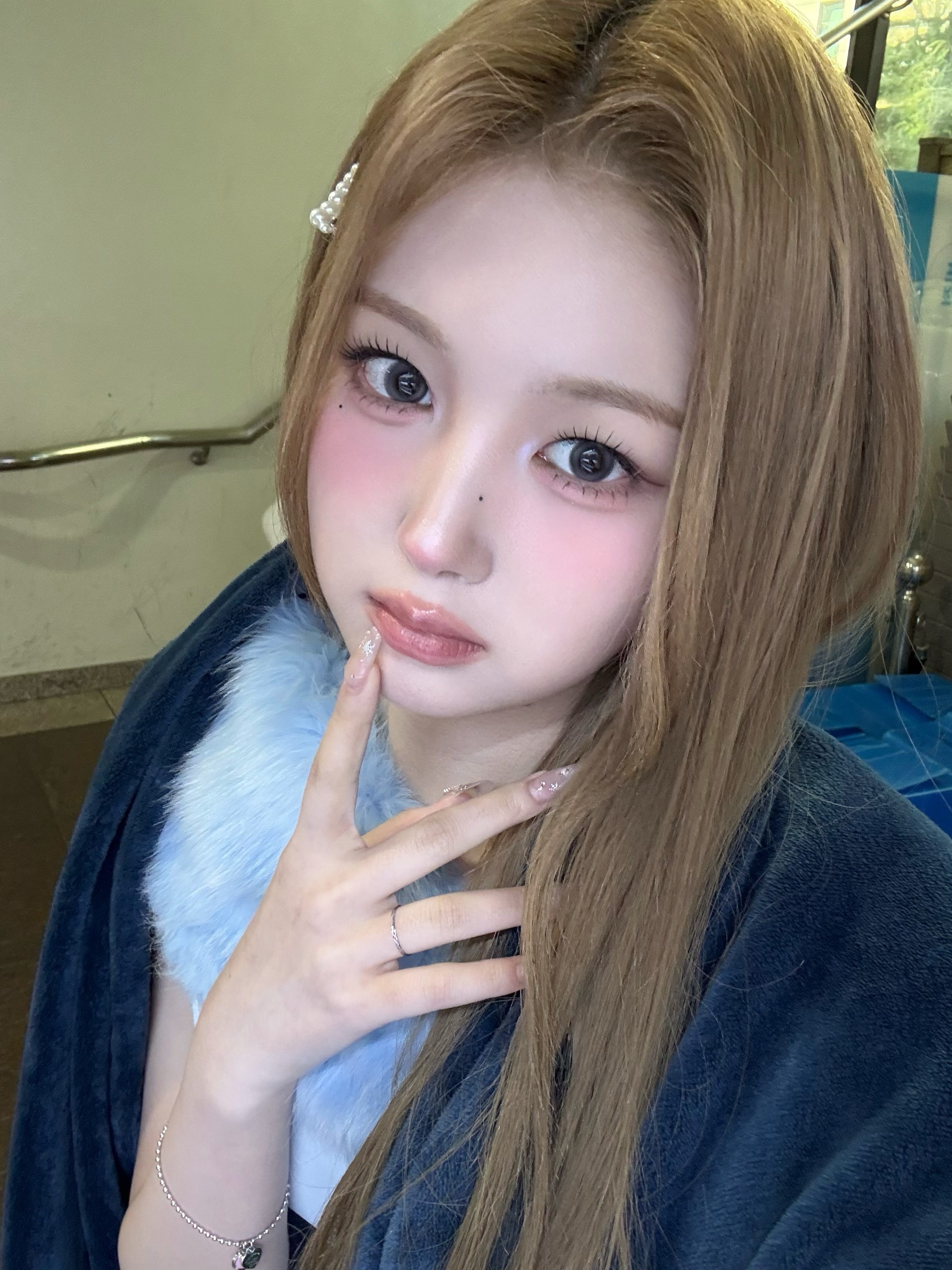 251128
미소녀즈 캐롤 첫 음방❤️
웨이브 만나서 너무 반갑고 행복했어😚
우리가 준비한 역조공 잘 받았어??
귀여운 토끼와 미니 응원봉을 보자마자 사진으로 남겨뒀어🐰✨
오늘 응원해준 우리 파도들 너무 고맙구 사랑해🤍
우리 곧 만나ㅏ💕💕💕