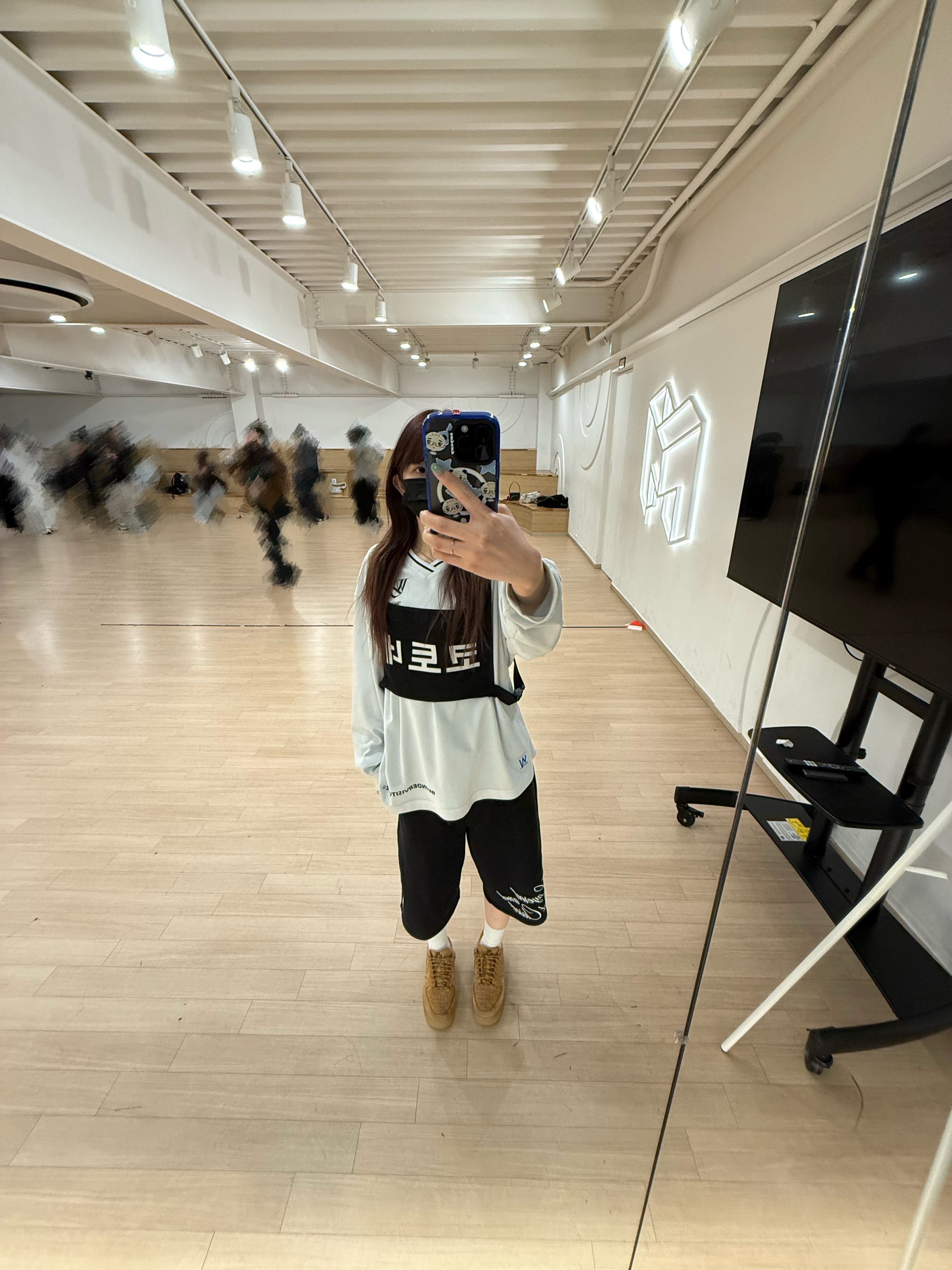 혼자 찍다가 사람이 점점 늘어남